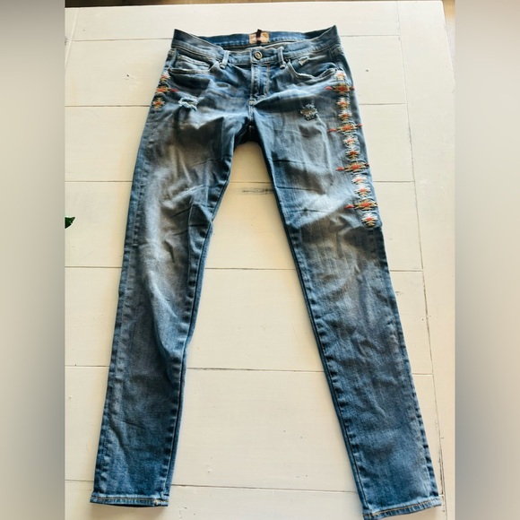 Driftwood Embroidered Distressed Women’s Jeans Size 26 - Picture 3 of 5